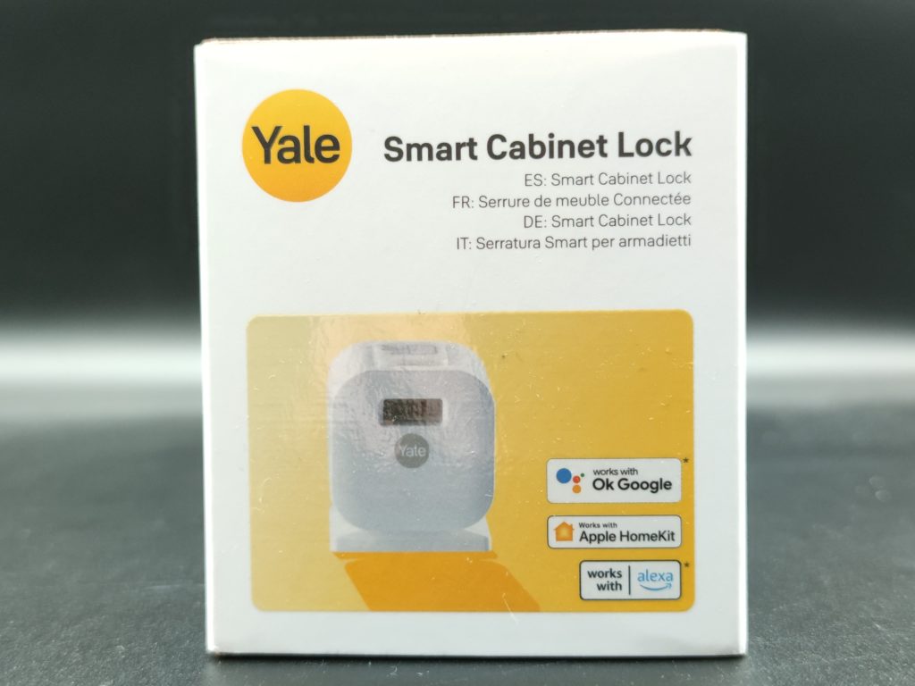 Une slide reprenant le jaune couleur de la marque entour le packaging du Yale Smart Cabinet Lock