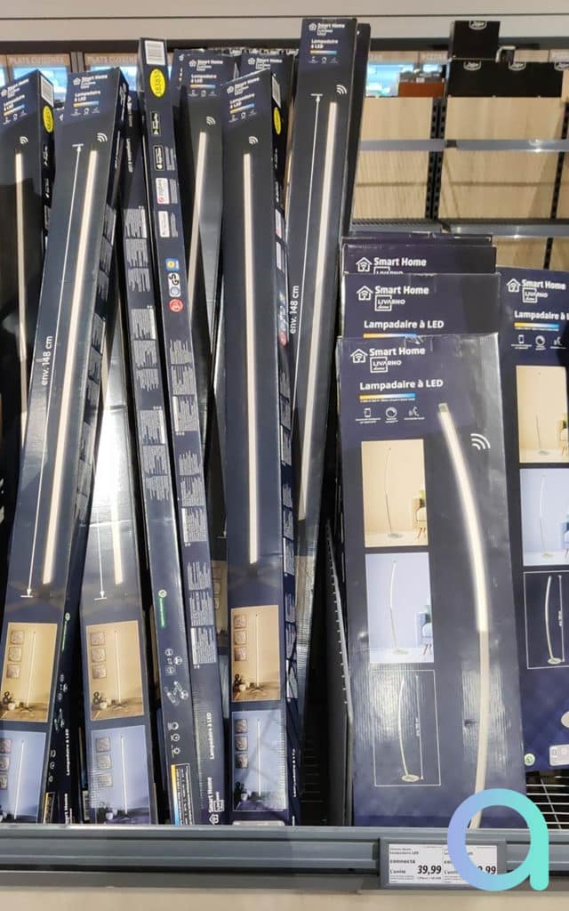 Les deux modèles de lampadaires Livarno Home proposés chez Lidl