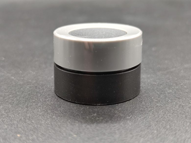 Le Smart Knob Moes est un bouton rond, rotatif et tout petit avec ses 4 cm x 2.9 cm