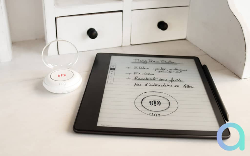 Le bouton d'urgence Ring accompagné de la liseuse Kindle Scribe