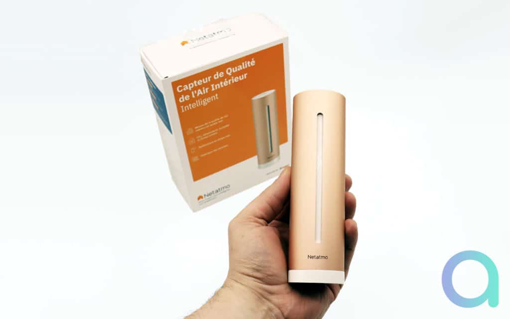 Ce capteur 4 en 1 Netatmo est tout en rose poudré pour se différencier des modules de la station météo