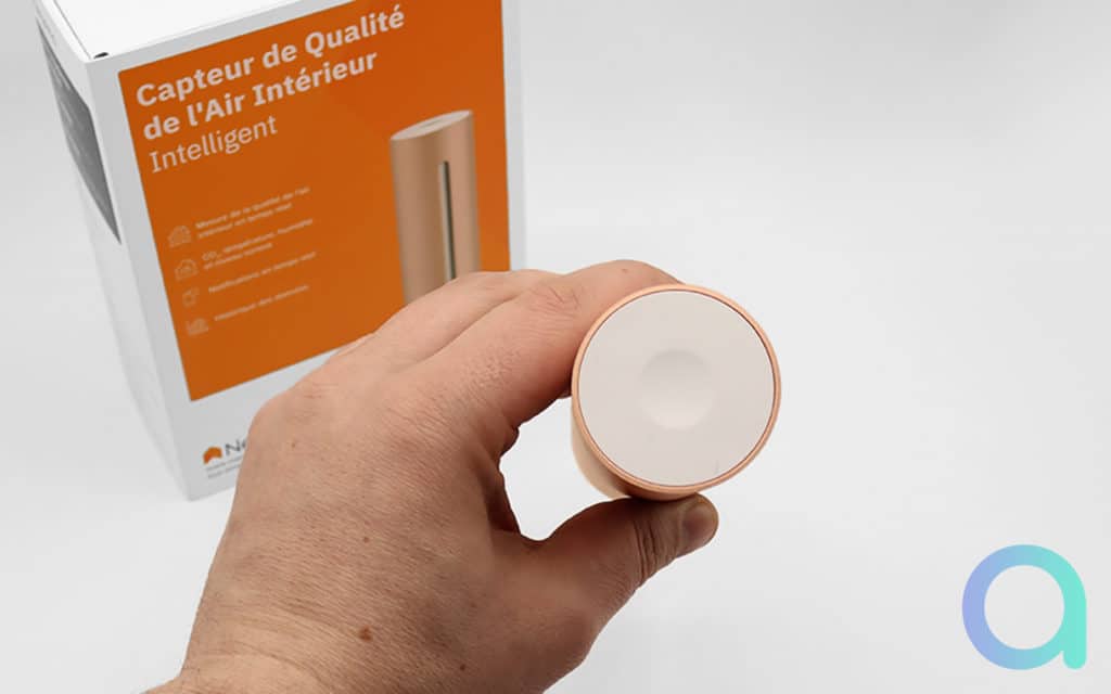 Sur la partie supérieure du Healthy home coach, le bouton pour l'appairage mais aussi pour obtenir un visuel de la qualité