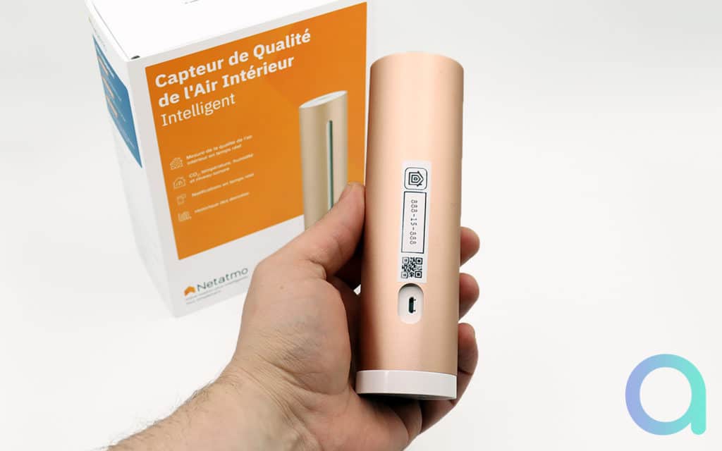 Au dos du capteur Netatmo, la prise USB pour son alimentation