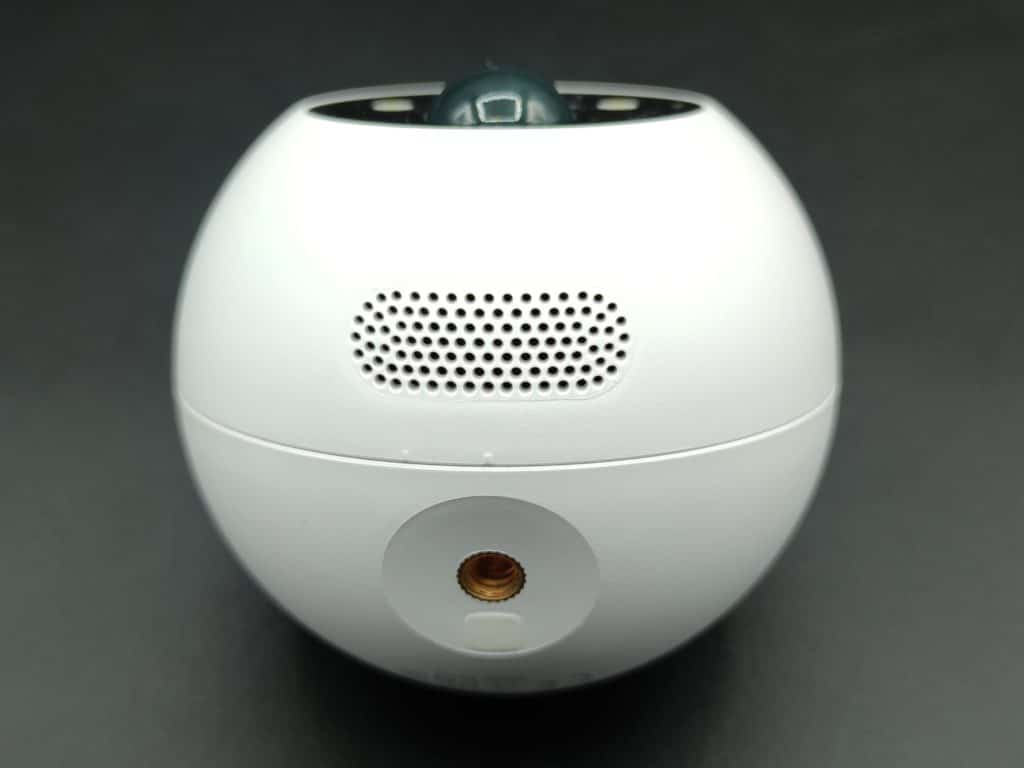 Le dessous de la caméra SwitchBot Extérieure avec le haut parleur et un pas de vis