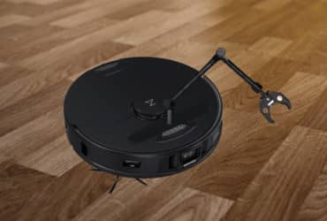 Un robot aspirateur Roborock avec un bras articulé