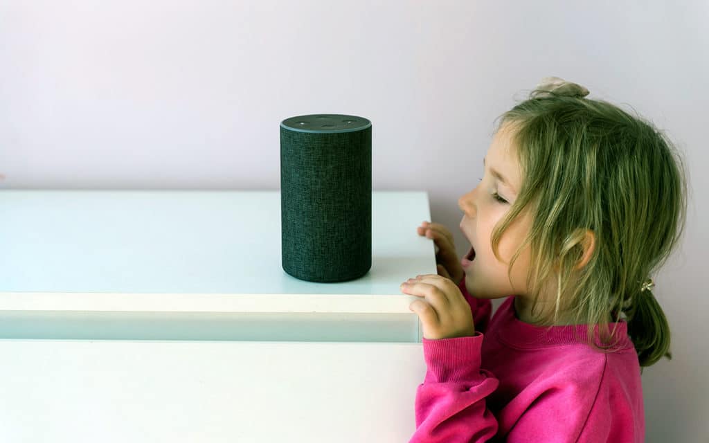 Une fillette appelle à l'aide grâce à une enceinte Alexa