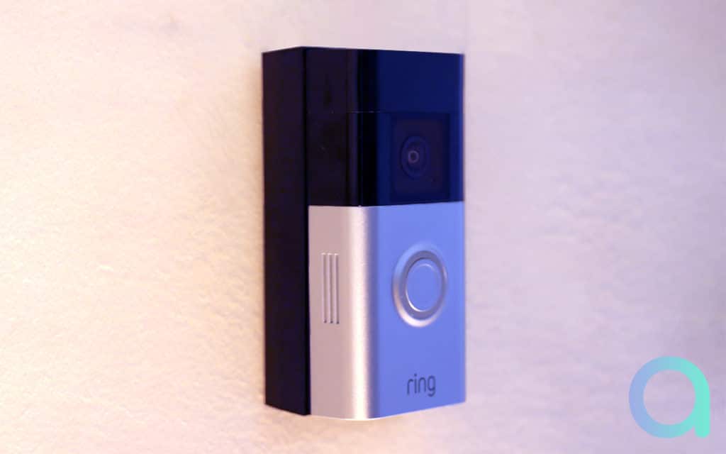 Photo du support permettant d'incliner la sonnette connectée Ring Battery Doorbell Plus