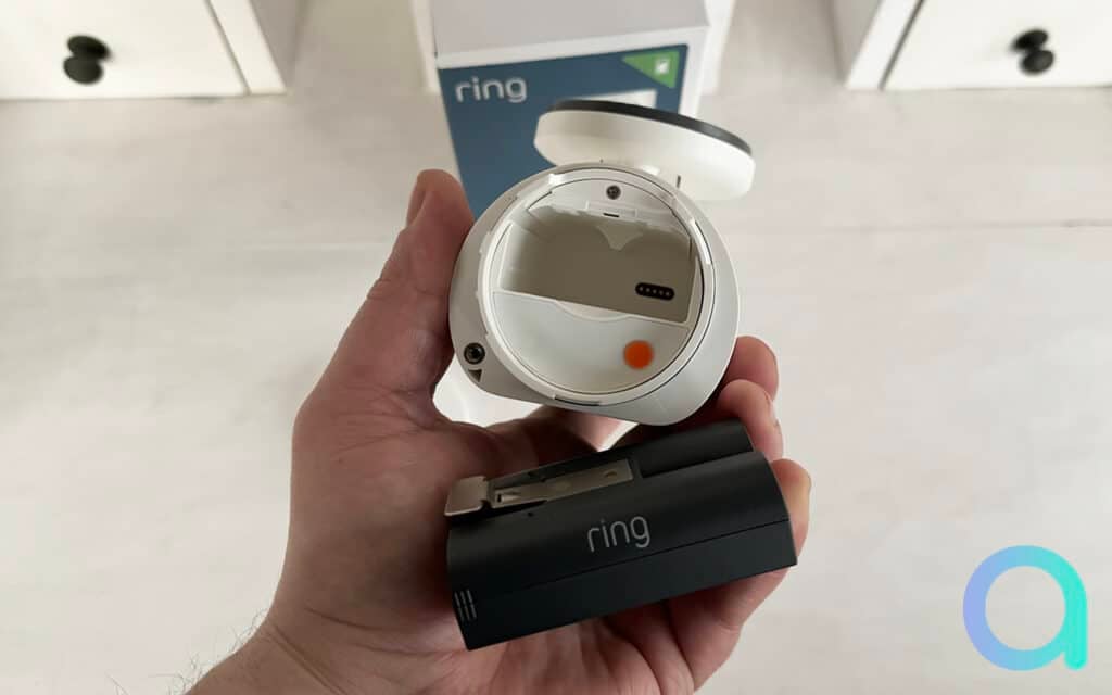 La Ring Spotlight Cam Pro peut être alimentée par batterie
