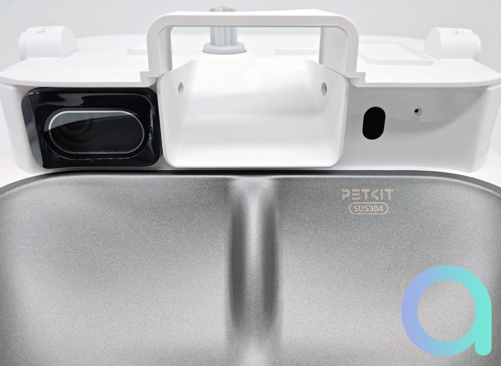 Au dessus de la gamelle, PetKit a logé une caméra UGA et un capteur de présence d'aliments