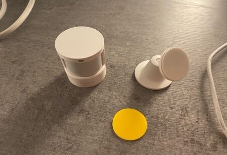 un support est proposé avec le Aqara Motion Sensor P1