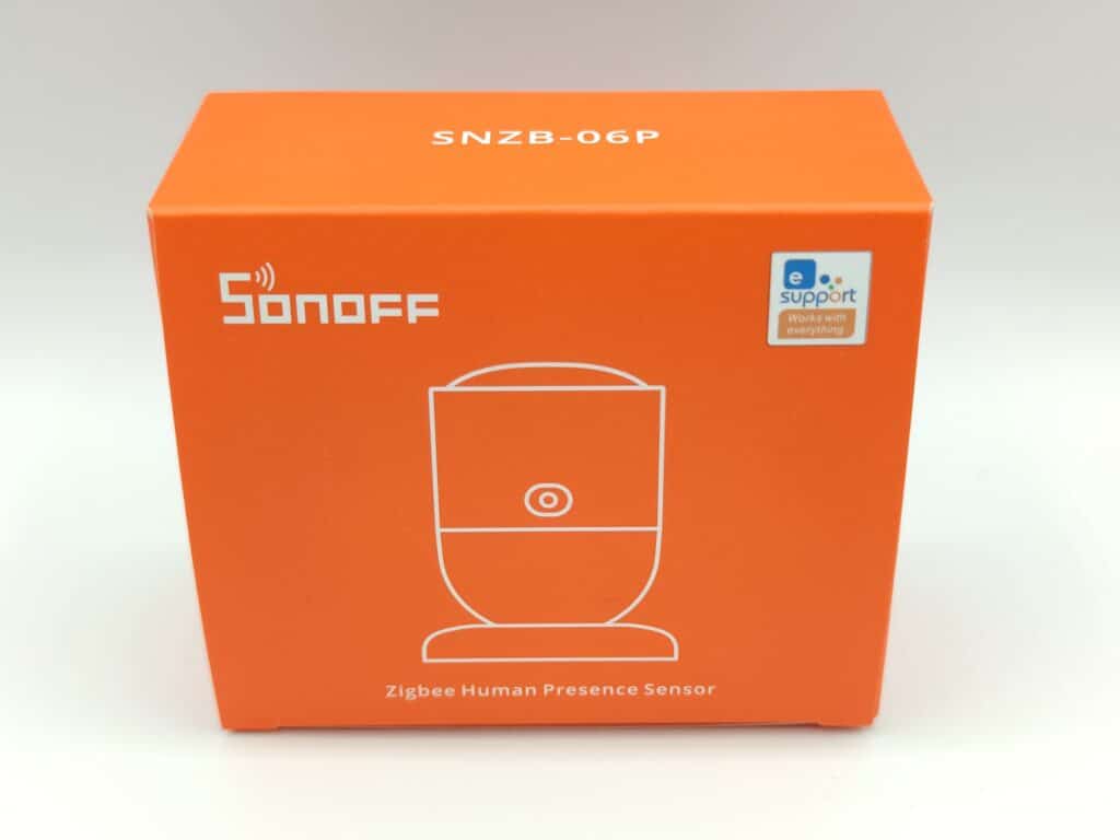 Le Capteur de présence ZigBee, de Sonoff est livré dans un packaging orange et très classique