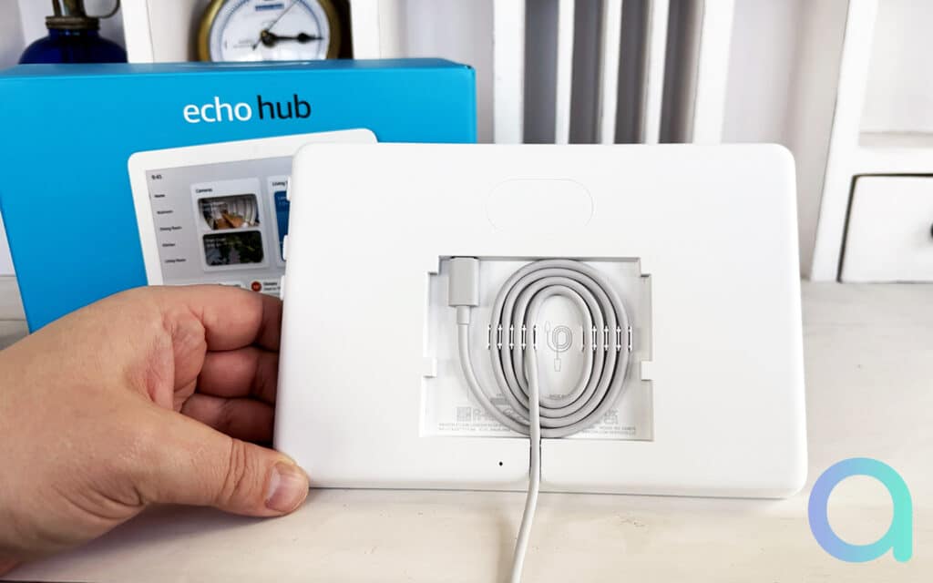 Câble enroulé caché derrière Echo Hub pour un montage facile