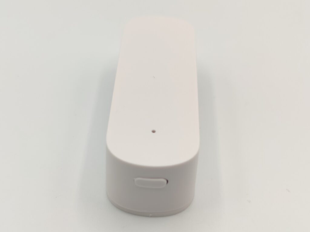 Au dessous du capteur le bouton de réinitialisation