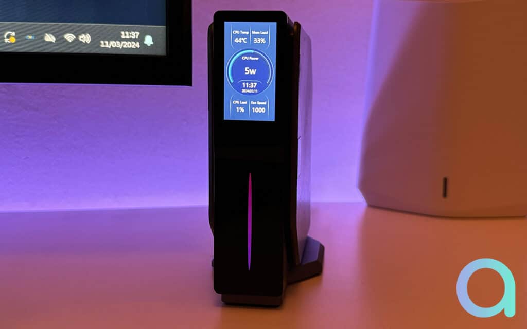 L'écran du Mini-PC Acemagic S1 permet d'afficher des données de performance