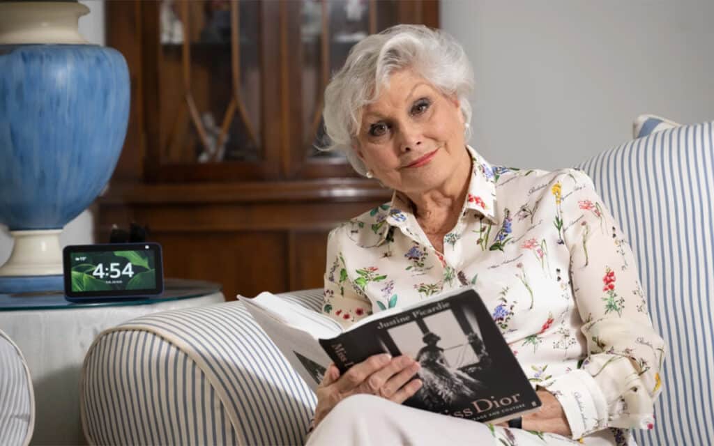 Angela Rippon conduit une étude avec Amazon sur l'utilisation d'Alexa chez les personnes âgées