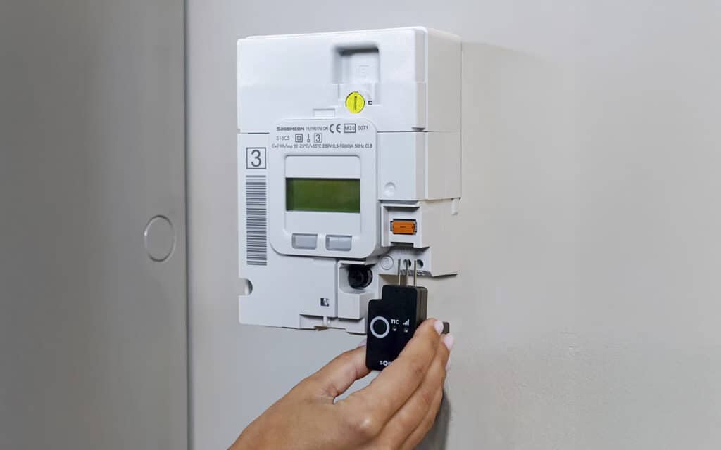 Le capteur de consommation connecté Somfy se place sur la prise TIC du compteur Linky
