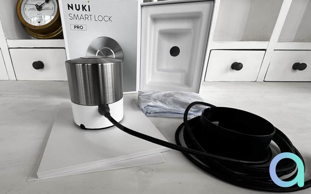 Le nouveau système de recharge magnétique de la Nuki Smart Lock Pro évite d'avoir à démonter la serrure