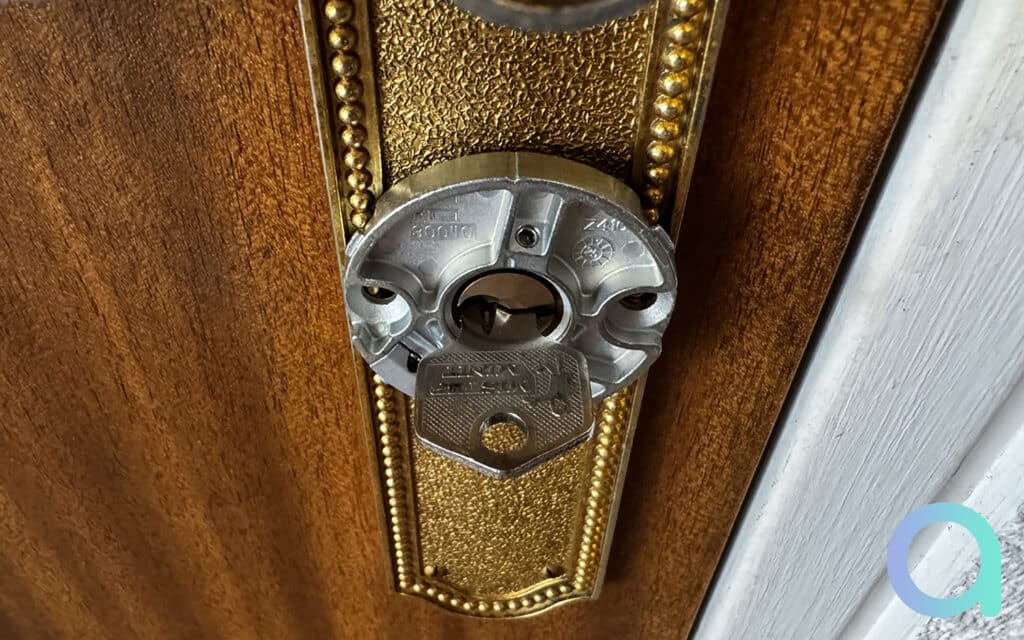 Insérez la clé dans la serrure