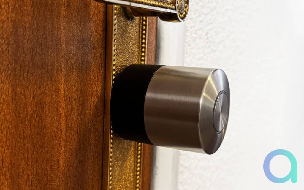 Placez la Nuki Smart Lock Pro par dessus la clé insérée dans le cylindre