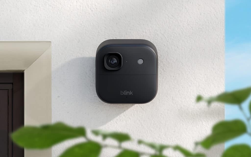 La Blink Outdoor 2K+ offre une caméra extérieure sans fil avec une meilleure résolution et un zoom numérique 4x.